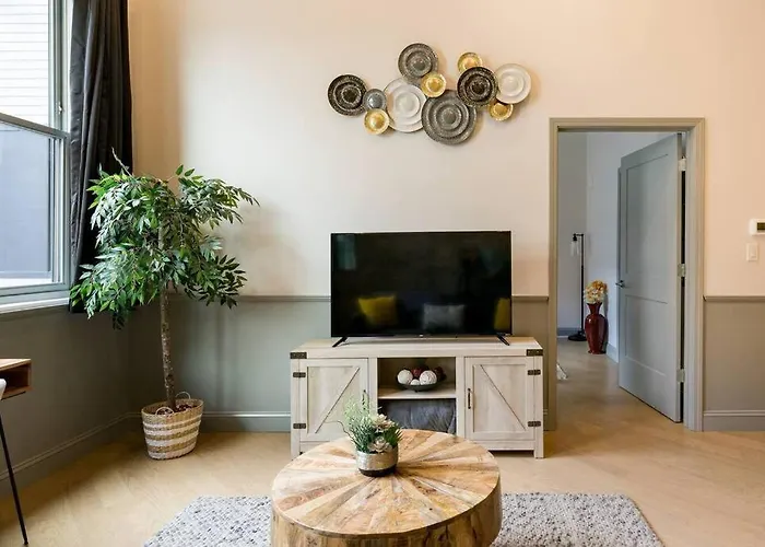 Gorgeous Condo In The Heart Of Dt Birmingham!